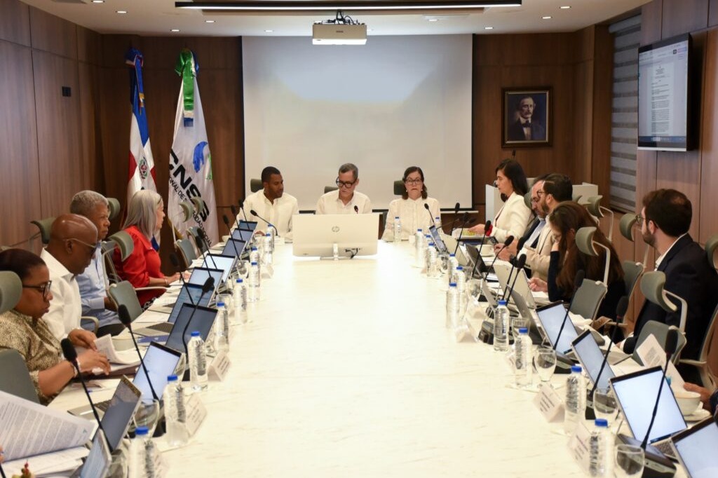 Autoridades revisarán beneficios de salud y medicamentos en el país