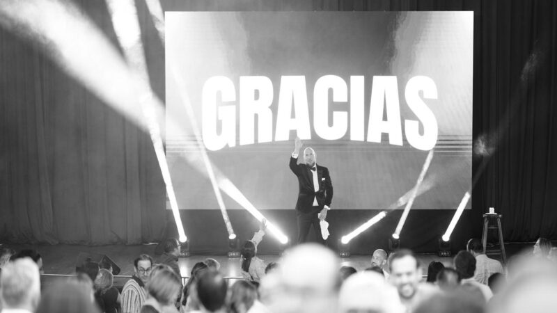 Andrés Parra conquista Santo Domingo con su espectáculo humorístico