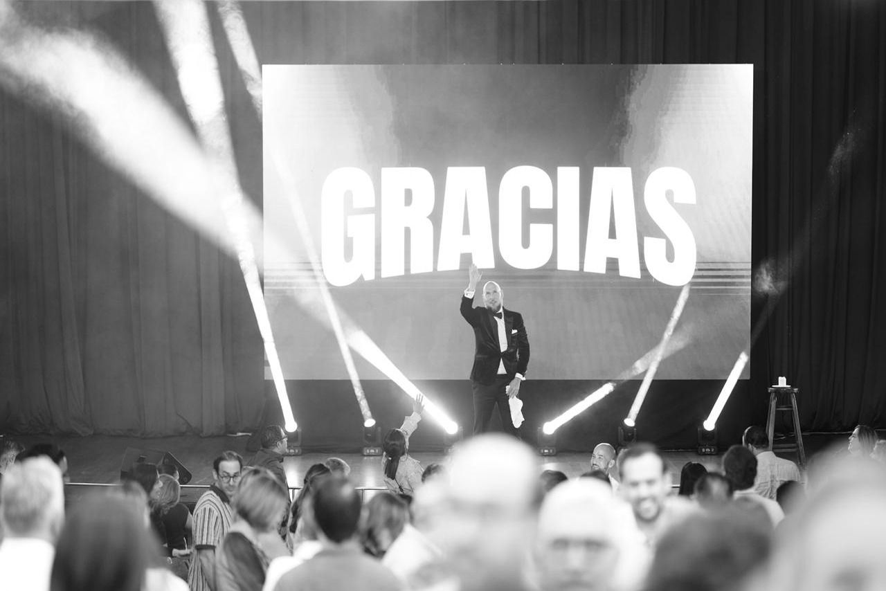 Andrés Parra conquista Santo Domingo con su espectáculo humorístico