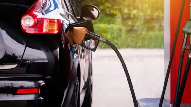 Gobierno asume alza en precios de combustibles para proteger la economía local