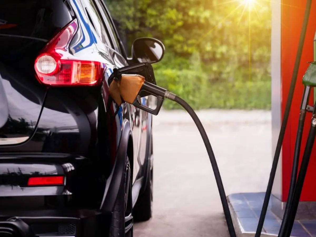 Gobierno asume alza en precios de combustibles para proteger la economía local