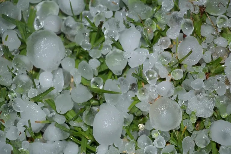 Intensas lluvias y granizo sorprenden a residentes del Gran Santo Domingo