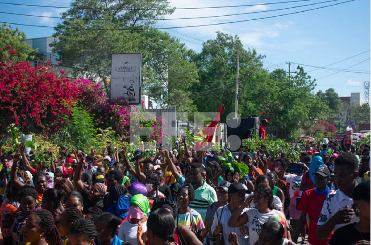 Trabajadores haitianos reclaman aumento salarial ante crisis económica