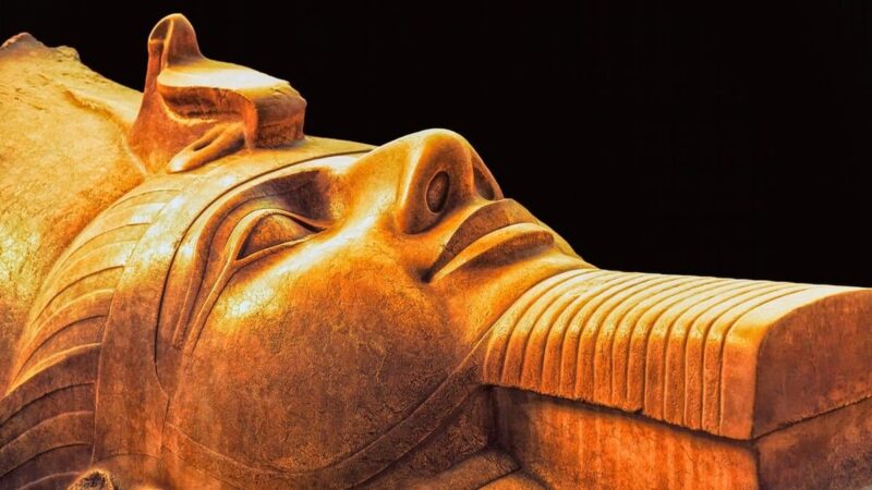 Descubrimiento Arqueológico en Egipto: Estatua de Posible Faraón Ramsés II