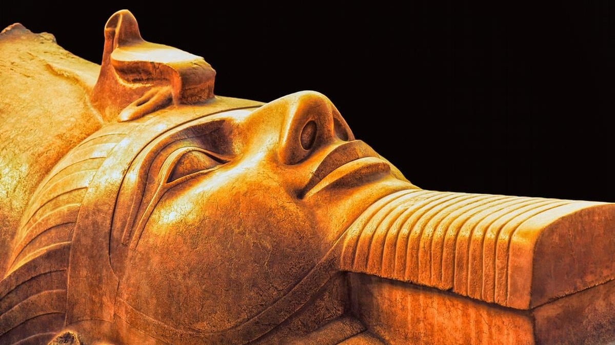 Descubrimiento Arqueológico en Egipto: Estatua de Posible Faraón Ramsés II