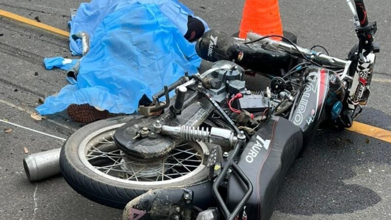 Motorista fallece tras accidente con camión en Santiago
