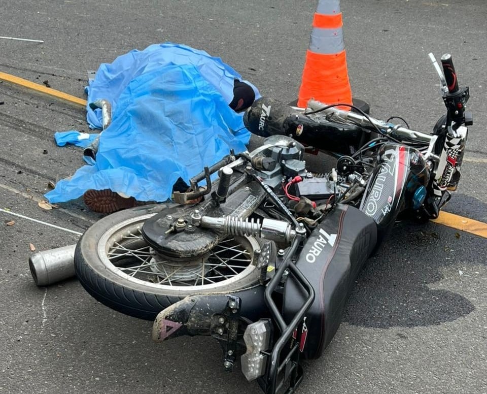 Motorista fallece tras accidente con camión en Santiago