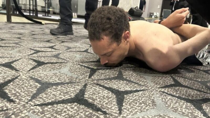 Detienen a un hombre armado en intento de ataque durante cena de Trump
