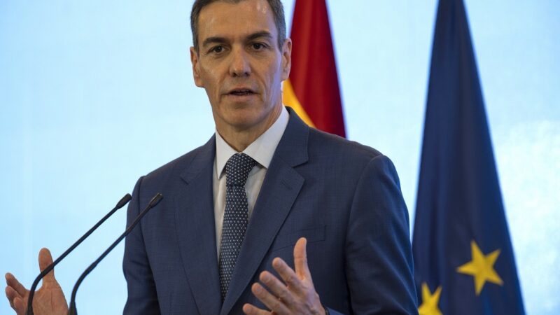 España otorga residencia y trabajo a medio millón de migrantes