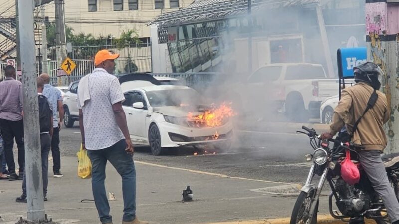 Incendio vehicular causa alarma en concurrida intersección de Santo Domingo