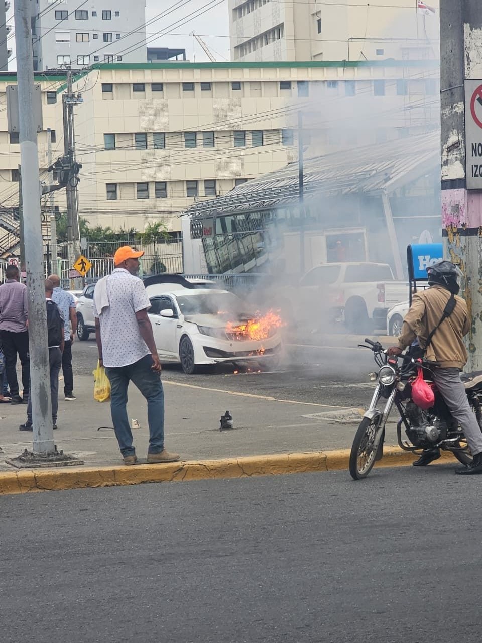 Incendio vehicular causa alarma en concurrida intersección de Santo Domingo