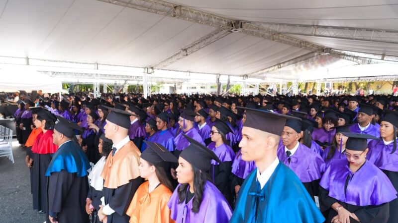UASD celebra investidura de 3,348 nuevos profesionales en honor a la Gesta de Abril