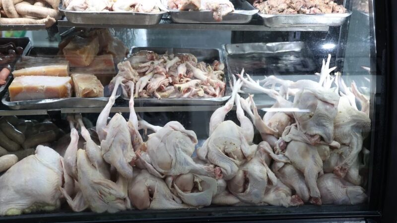 Comerciantes advierten contra sobreprecio del pollo; no debería superar RD$70 la libra