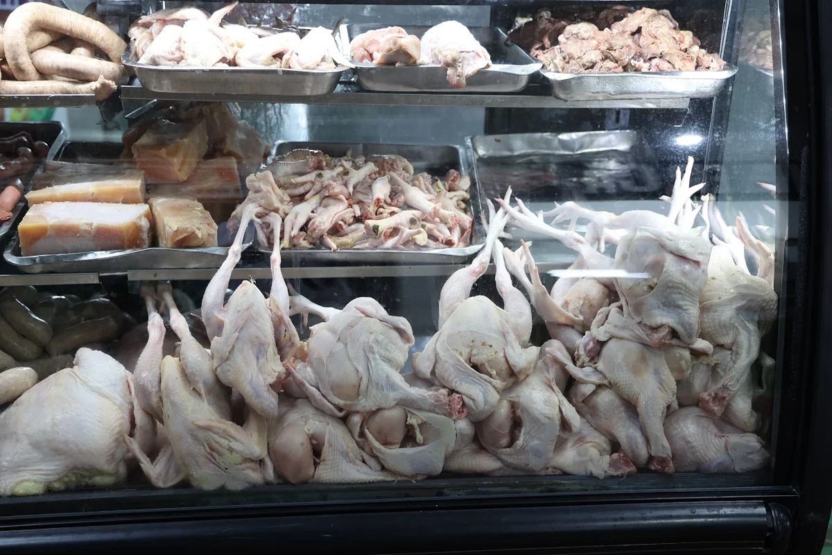 Comerciantes advierten contra sobreprecio del pollo; no debería superar RD$70 la libra