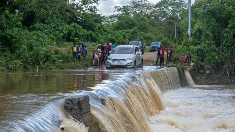 Desborde de ríos en El Seibo y Hato Mayor moviliza operativo de emergencia gubernamental