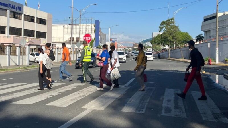 Agente de Digesett mejora seguridad peatonal en concurrida avenida