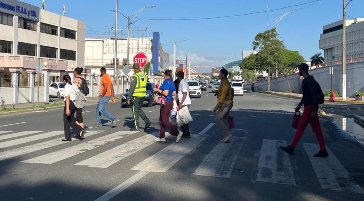 Agente de Digesett mejora seguridad peatonal en concurrida avenida