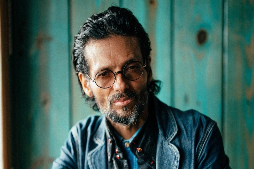 Draco Rosa lanza “Olas de Luz” encontrando inspiración en la adversidad