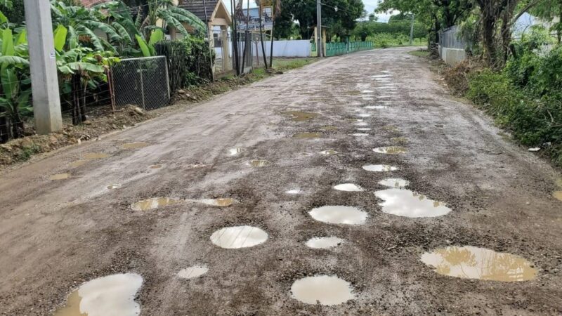 Condiciones críticas de la carretera Villa Isabela-El Estrecho preocupan a la comunidad