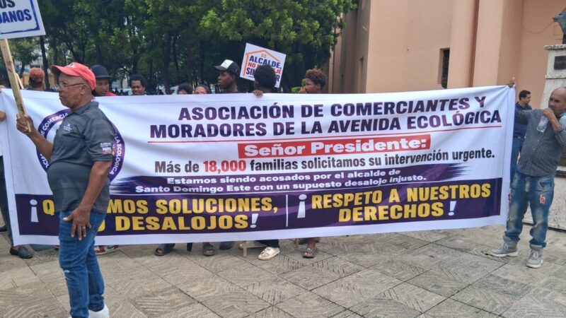Residentes de la avenida Ecológica se manifiestan contra desalojo frente al Palacio Nacional
