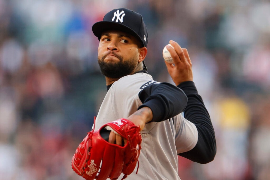 Luis Gil guía blanqueada de los Yankees sobre Boston en una noche gélida