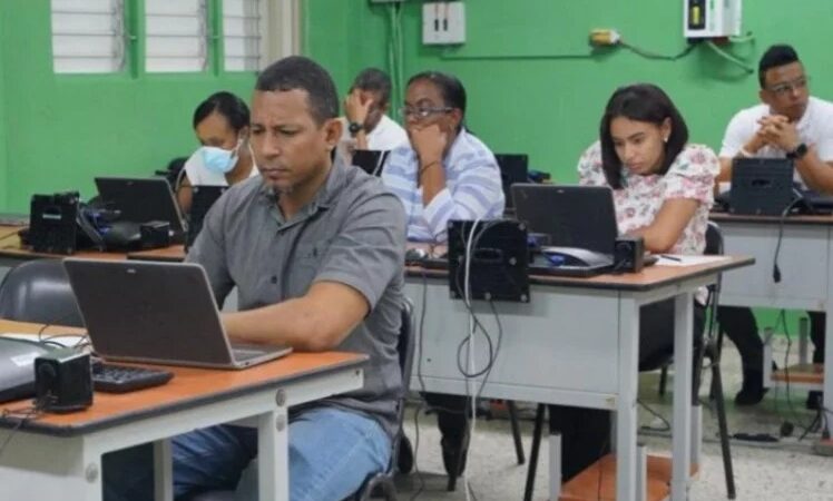 Educadores dominicanos se enfrentan a evaluación clave por aumento salarial