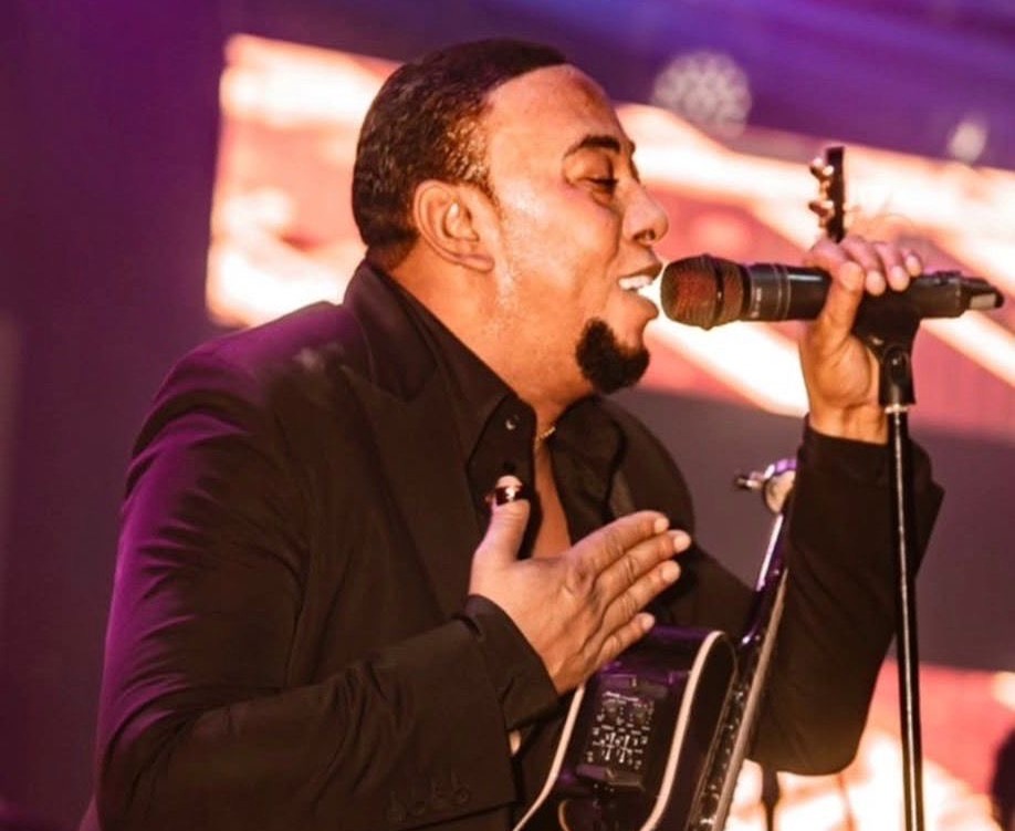 Anthony Santos se alista para un emotivo concierto en Montecristi