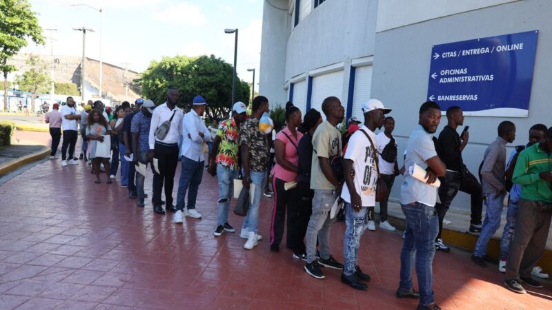 Trámites migratorios: Entre la paciencia y la satisfacción de los extranjeros en Santo Domingo