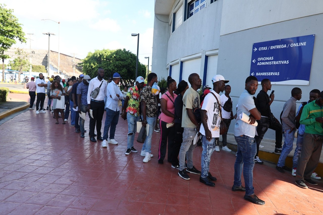 Trámites migratorios: Entre la paciencia y la satisfacción de los extranjeros en Santo Domingo