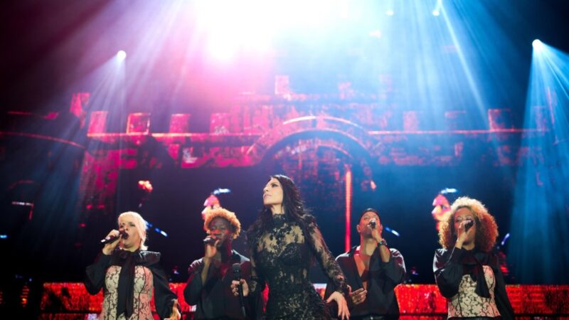 Laura Pausini enfrenta incidente en concierto y continúa con éxito en Quito