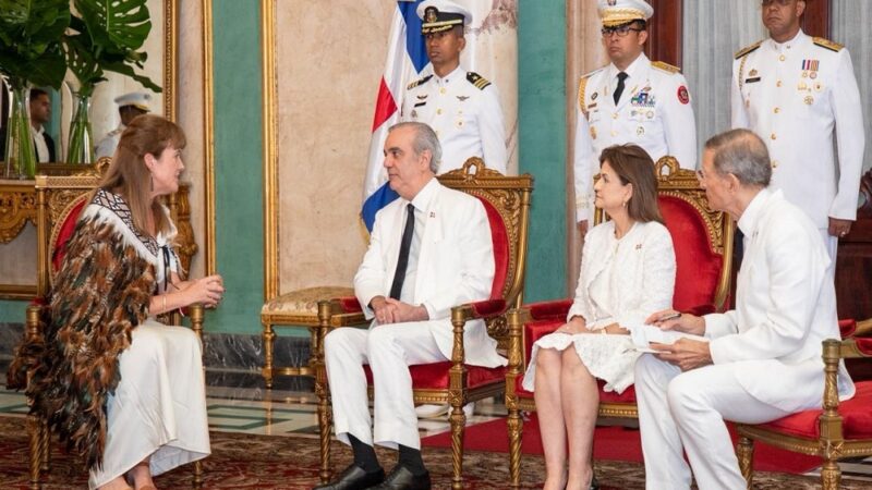 Seis nuevos embajadores presentan credenciales al presidente Abinader