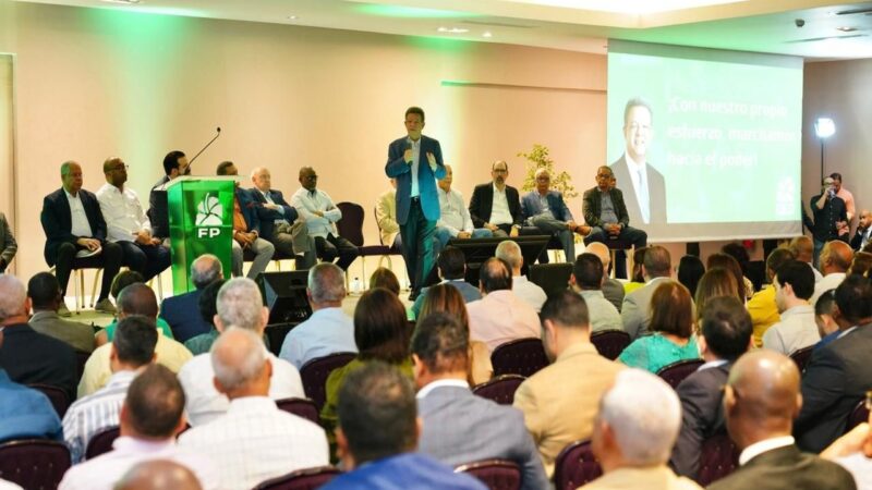 Leonel Fernández lidera encuentros estratégicos de la Fuerza del Pueblo en el Este y Santo Domingo