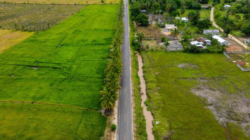 Luis Abinader transforma infraestructuras educativas y viales en el interior del país