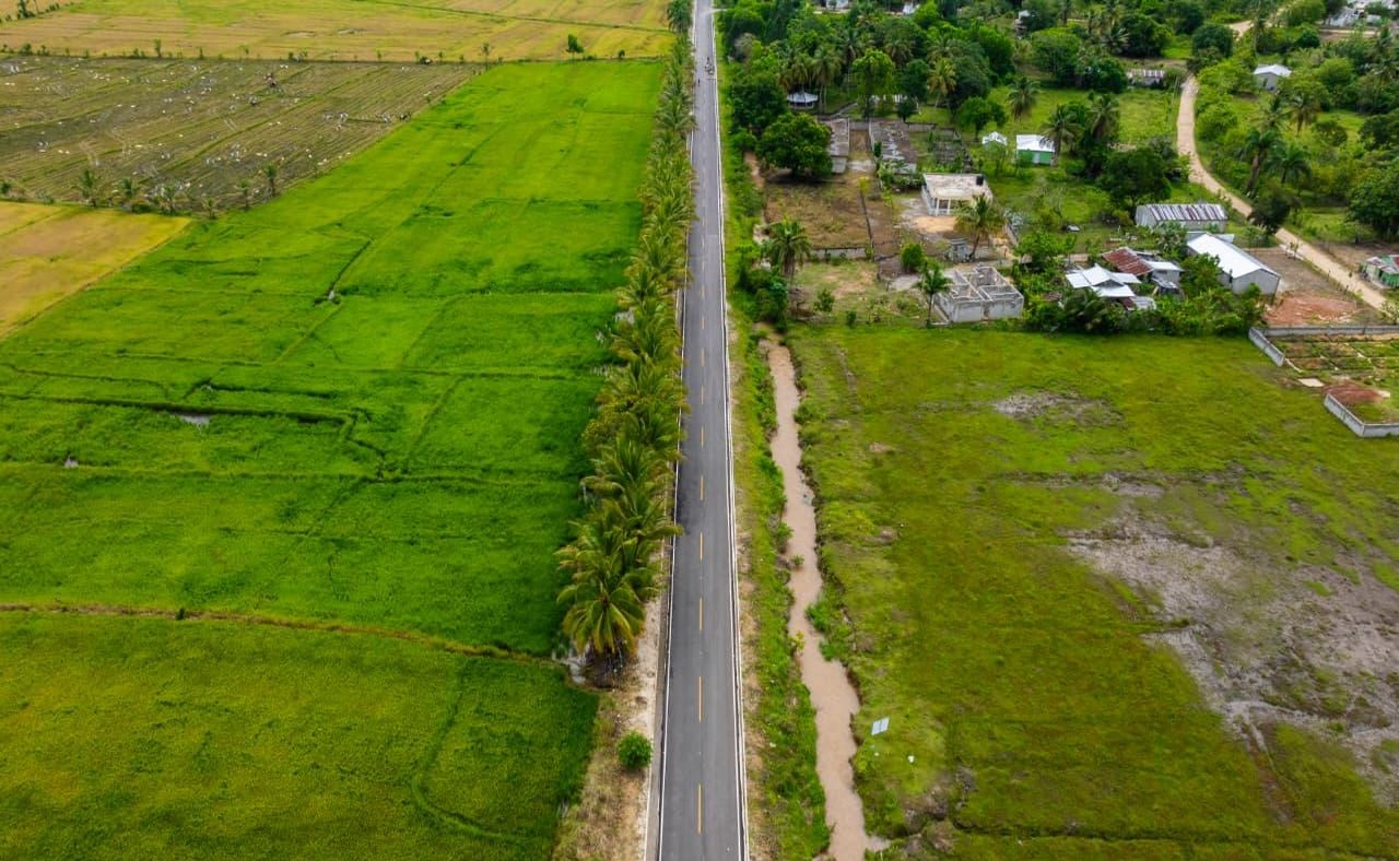 Luis Abinader transforma infraestructuras educativas y viales en el interior del país