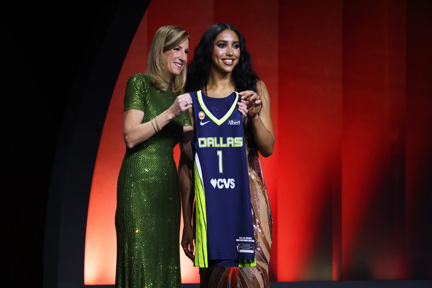 Azzi Fudd encabeza el draft de la WNBA con un contrato histórico de medio millón de dólares