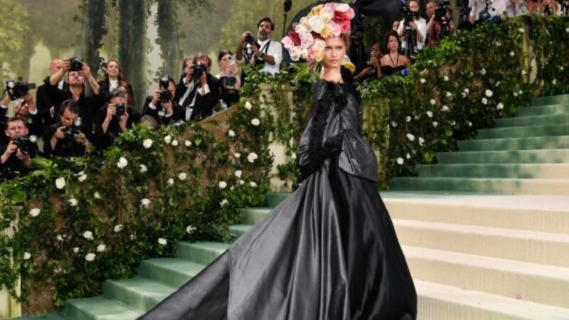 La Met Gala bajo el patrocinio de Bezos: una noche de moda y controversia en Nueva York