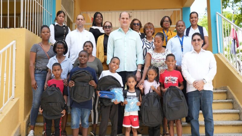 Asistencia gubernamental lleva útiles escolares a estudiantes afectados por inundaciones