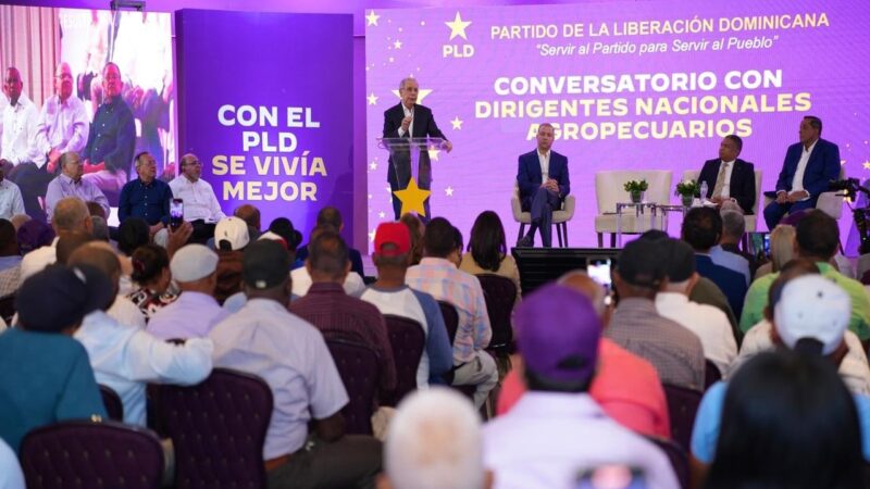 Danilo Medina sostiene diálogo con productores agrícolas sobre el abandono del campo