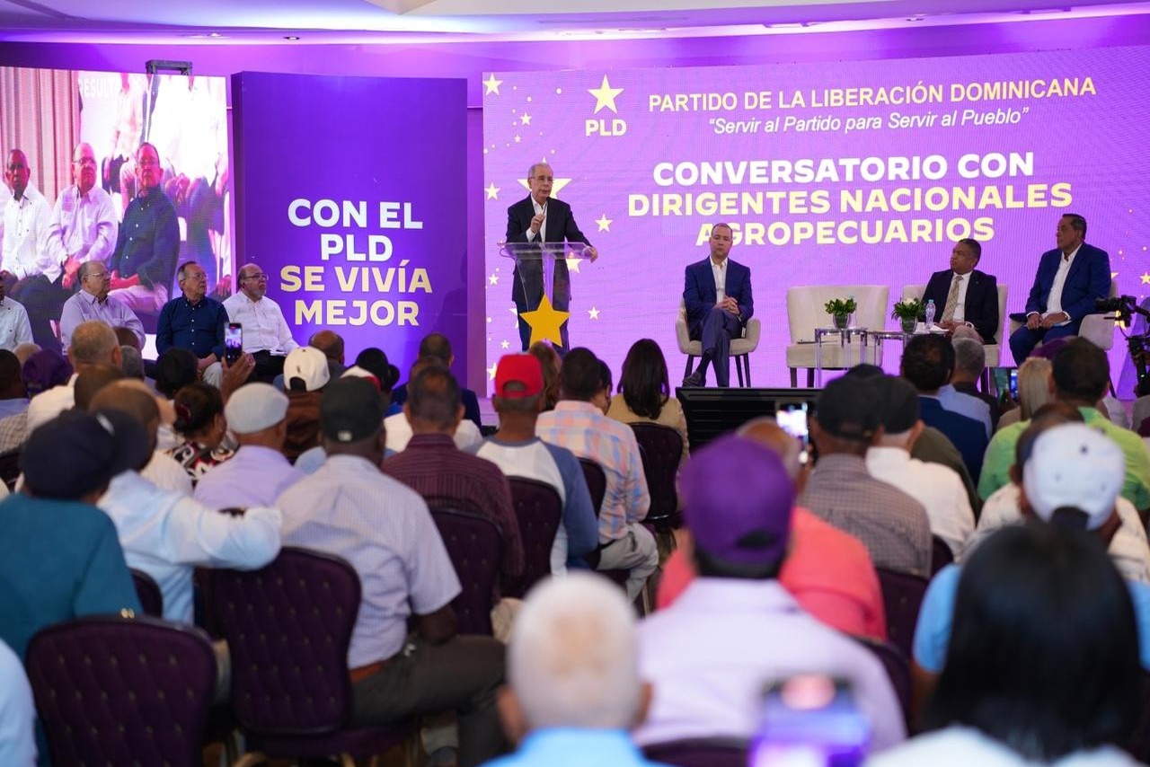 Danilo Medina sostiene diálogo con productores agrícolas sobre el abandono del campo