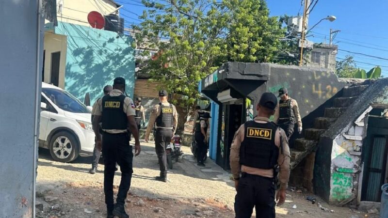 Autoridades incautan más de 13,000 gramos de drogas y armas en Santo Domingo