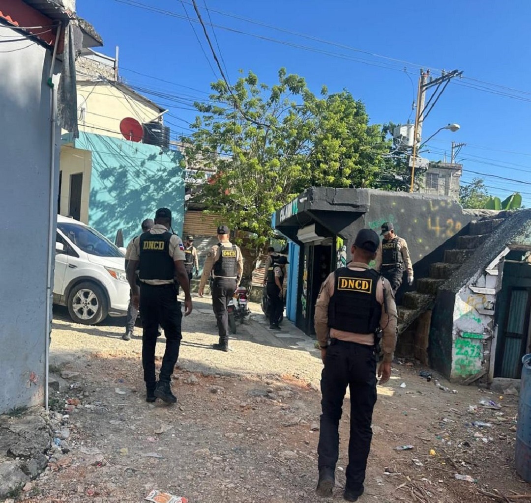 Autoridades incautan más de 13,000 gramos de drogas y armas en Santo Domingo