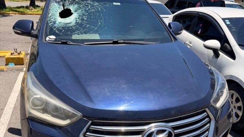 Detenido “El Chino” por lanzar piedras a vehículos en Santo Domingo Este
