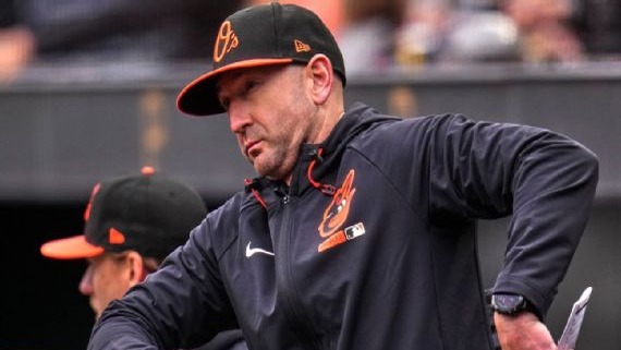 Manager de los Orioles, Craig Albernaz, se recupera tras recibir un pelotazo en la mejilla
