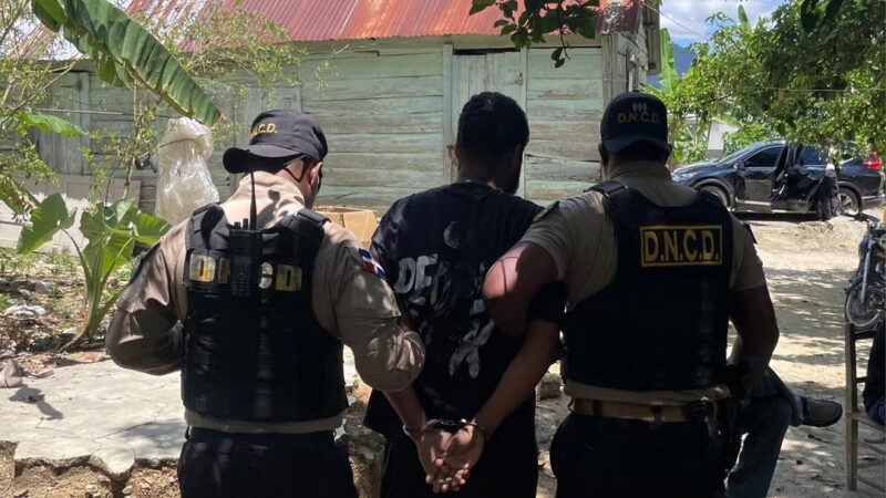 Detienen a dos hombres en Loma de Cabrera con drogas y arma de fuego
