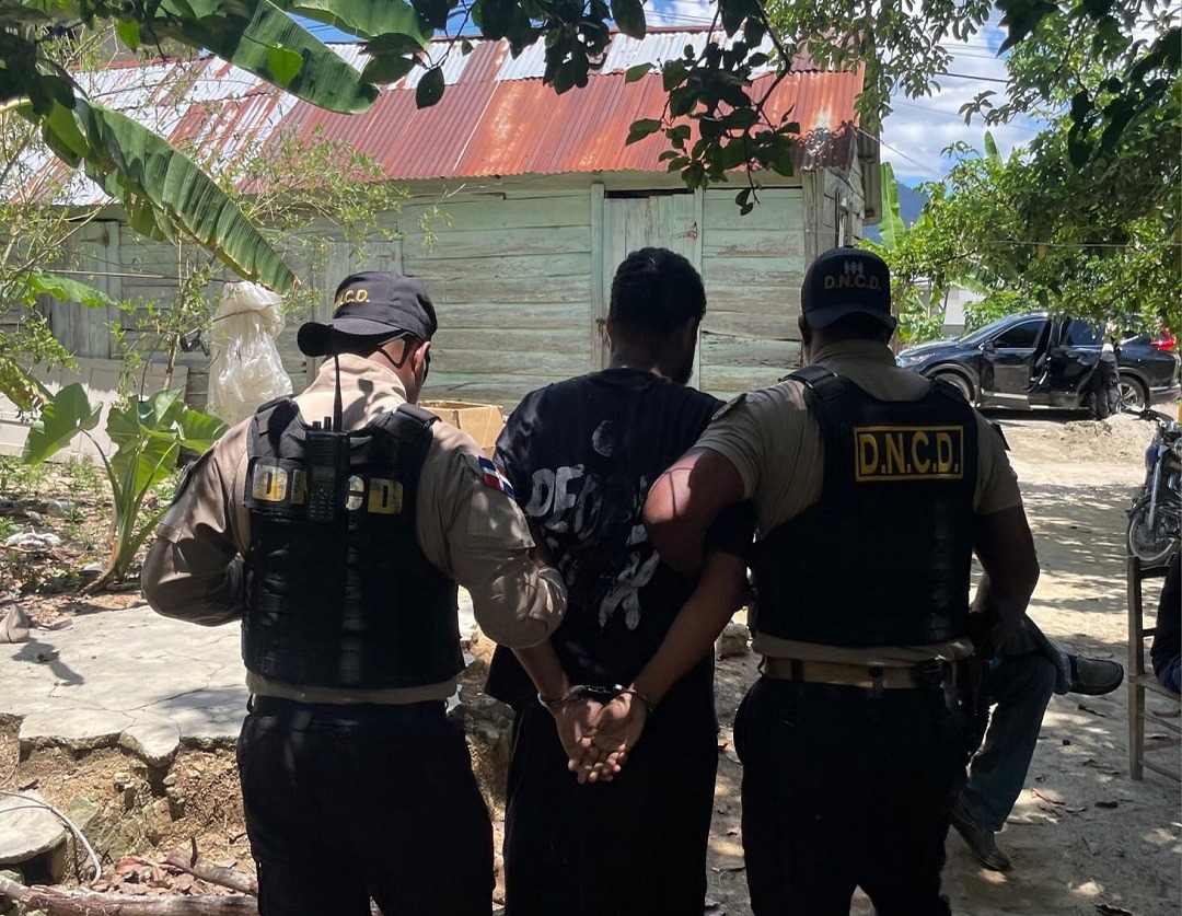 Detienen a dos hombres en Loma de Cabrera con drogas y arma de fuego