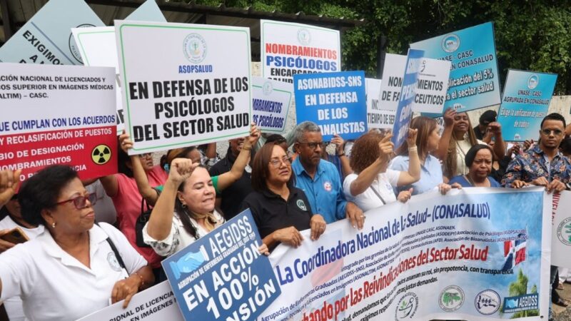 Profesionales de la salud demandan mejoras laborales en protesta frente al SNS