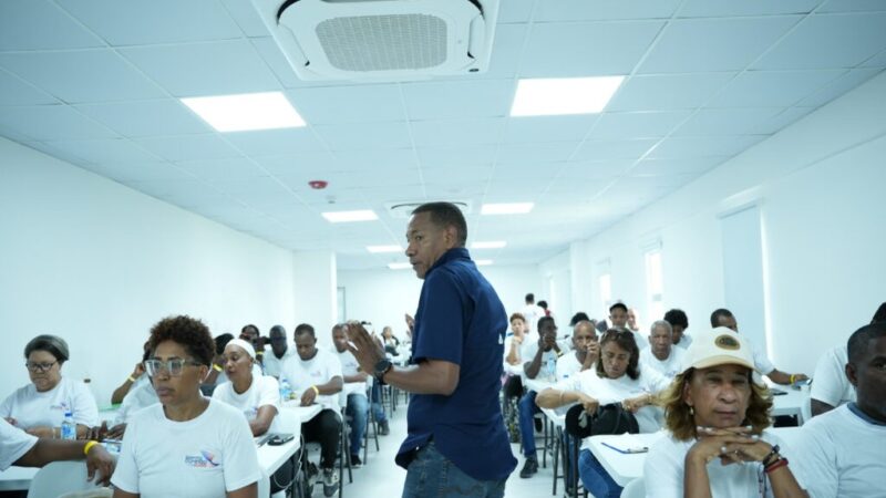 Capacitan a 900 técnicos dominicanos con miras a Santo Domingo 2026