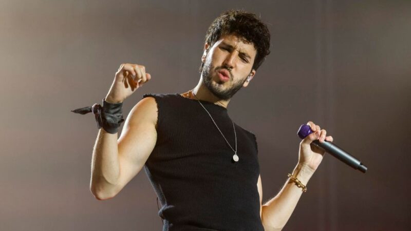 Sebastián Yatra emociona a la audiencia de Bogotá con su gira ‘Entre tanta gente’