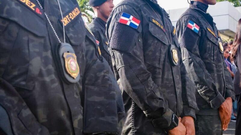 Presidente Abinader promueve a 634 agentes de la DNCD en histórica medida
