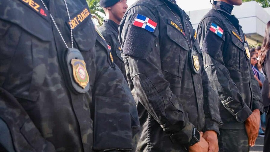 Presidente Abinader promueve a 634 agentes de la DNCD en histórica medida